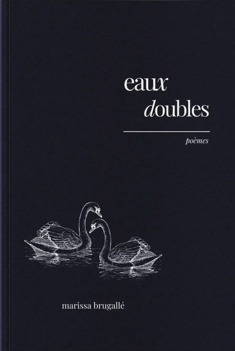 Couverture du recueil de poésie "eaux doubles" de Marissa Brugallé, illustrée de deux cygnes blancs sur fond bleu nuit, explorant les méandres de l’intime et la métaphore de l’eau comme force de renaissance