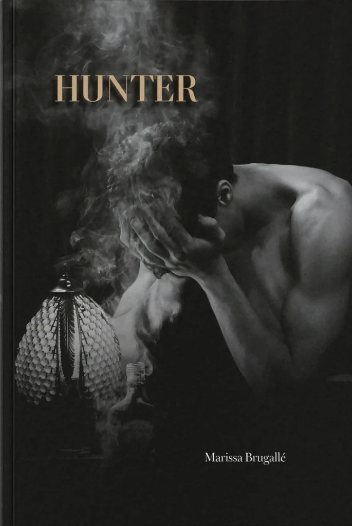 Couverture du roman Hunter, écrit par Marissa Brugallé. Romance à suspense se déroulant à Londres. Sur l'image on voit un homme la tête dans les mains, visiblement désemparé, une lampe allumée créé une ambiance tamisée.