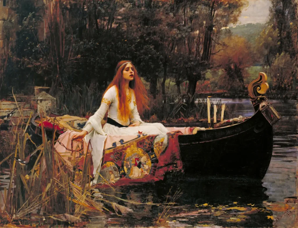 The Lady of Shalott, tableau préraphaélite de John William Waterhouse (1888), inspiré du poème d’Alfred Tennyson, montrant une jeune femme en robe blanche aux longs cheveux roux dérivant dans une barque ornée de tapisseries médiévales et de bougies, au milieu d’un paysage romantique.
