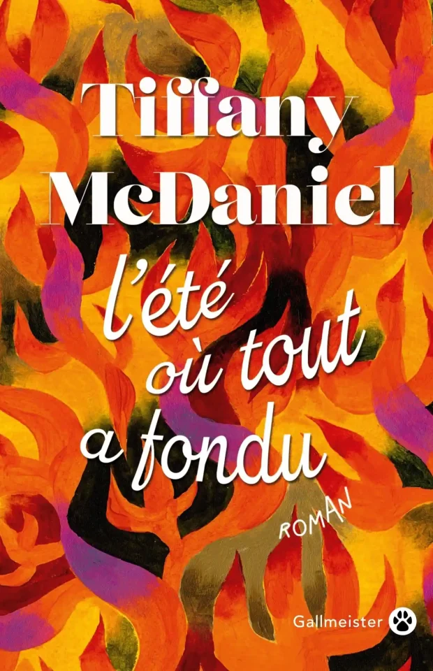 Image de couverture du roman de Tiffany McDaniel "L'Été où tout a fondu" (2016). On y voit des flammes dessinées grossièrement, l'image est de couleur vive, rouge et orange.
