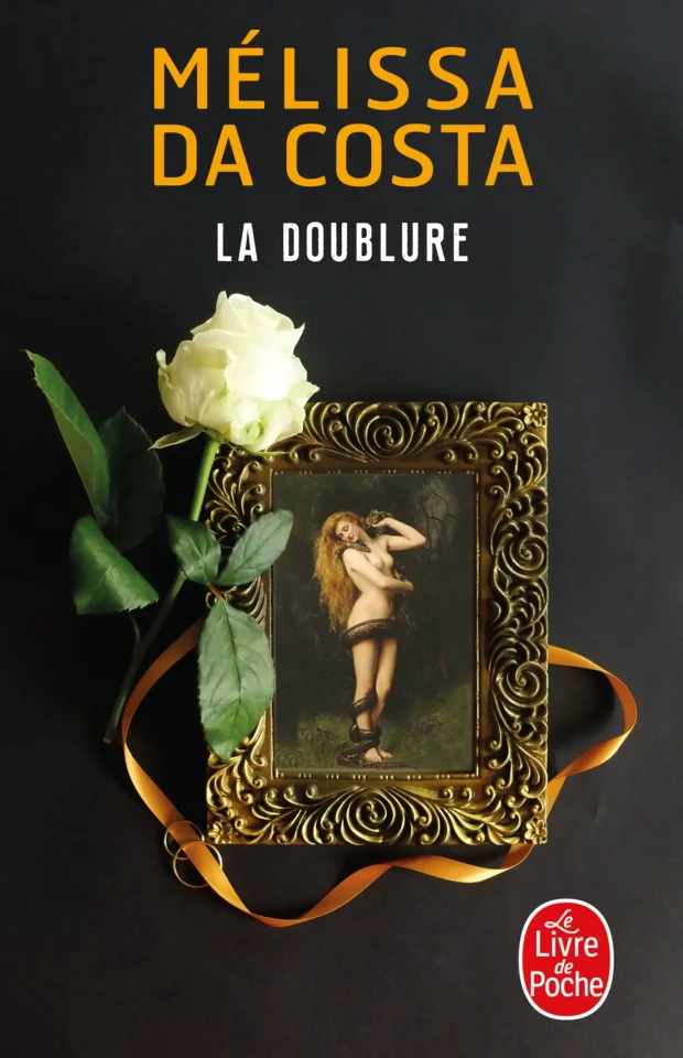 Image de couverture du roman "La Doublure", Mélissa Da Costa (2022). L'image représente le tableau de John Collier "Lilith", encadré, une rose blanche figure autour.